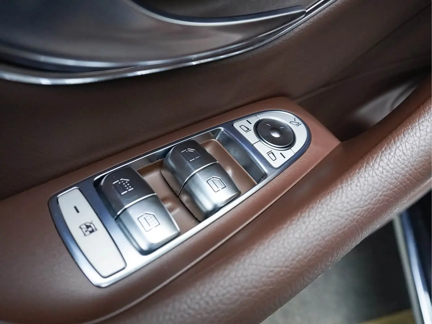 Mercedes-Benz E-Class 2021 — Photo 11/20
