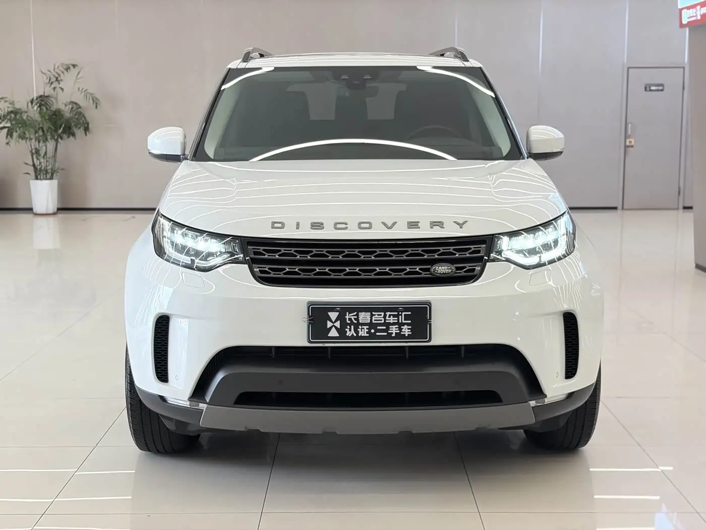 Land Rover Discovery 2017 — Фото 2/20