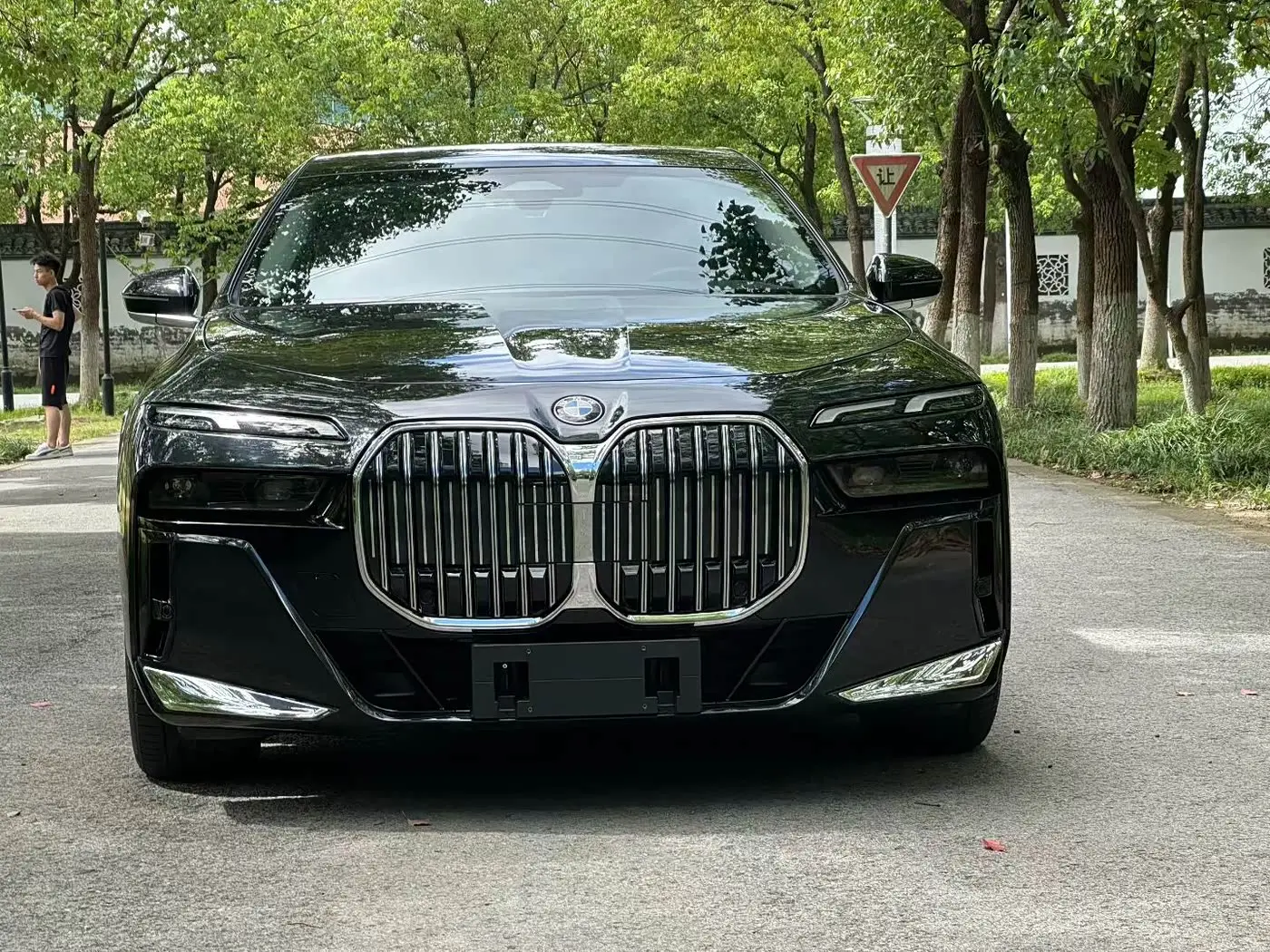 BMW 7 Series 2025 — Photo 2/9