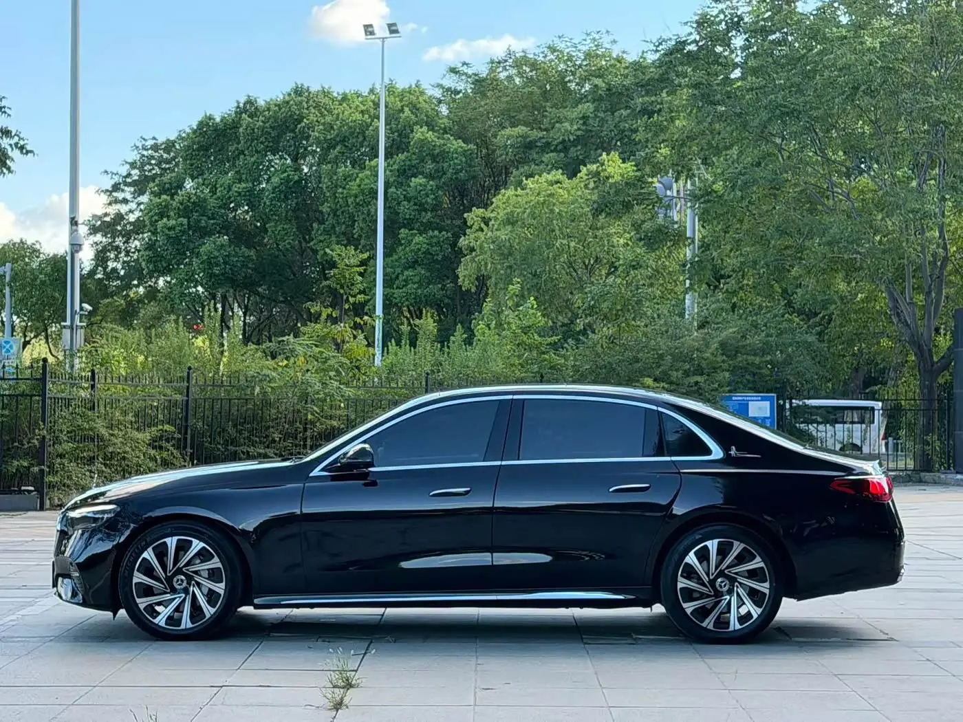Mercedes-Benz E-Class 2024 — Photo 8/9