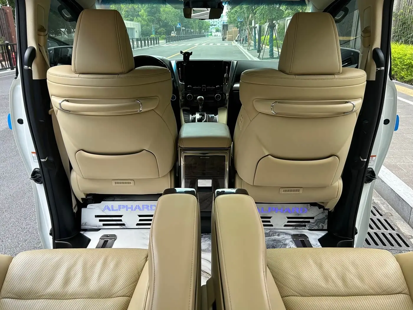 Toyota Alphard 2022 — Photo 12/16