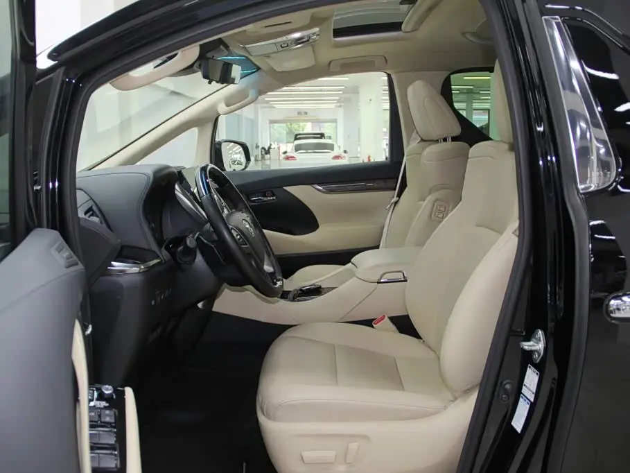Toyota Alphard 2023 — Photo 6/20