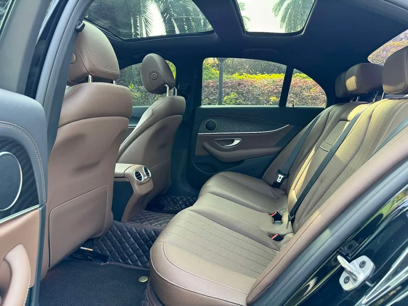 Mercedes-Benz E-Class 2022 — Photo 9/10