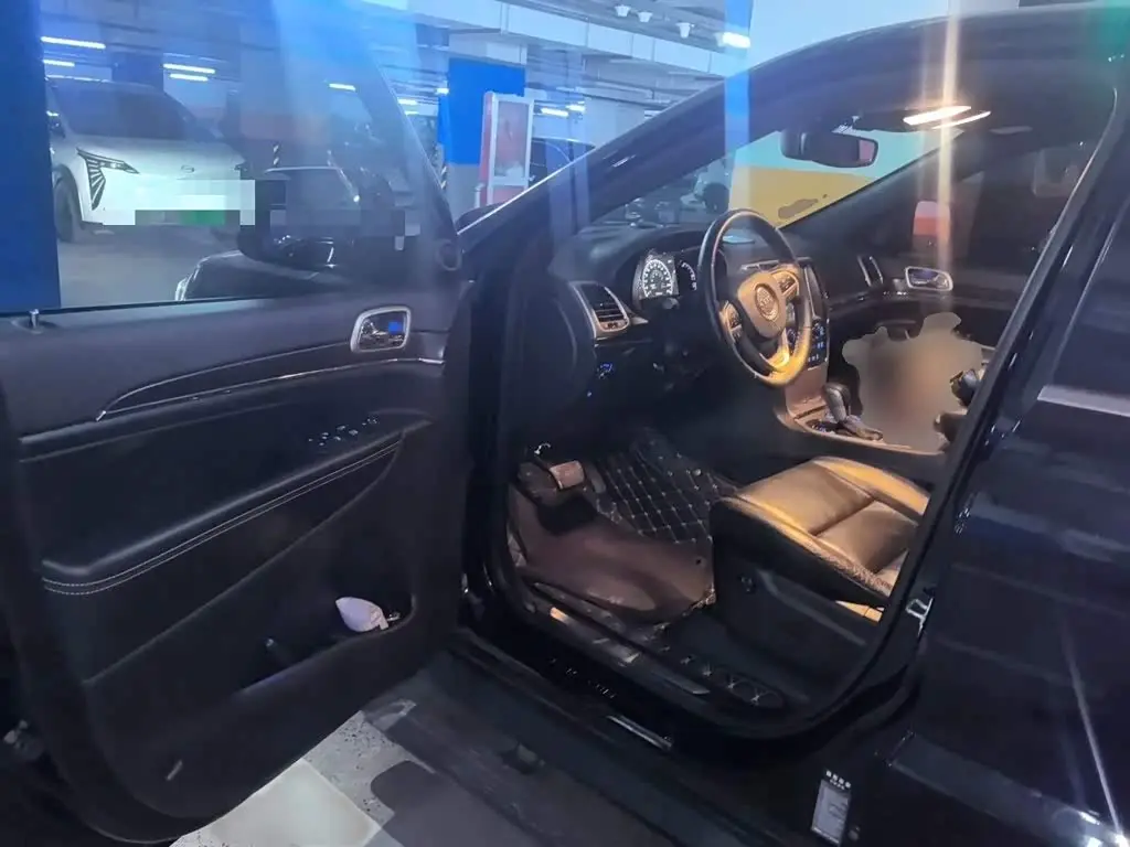 Jeep Grand Cherokee 2018 — Şəkil 14/20