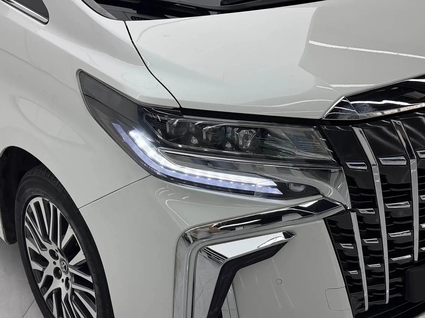 Toyota Alphard 2016 — Фото 4/16
