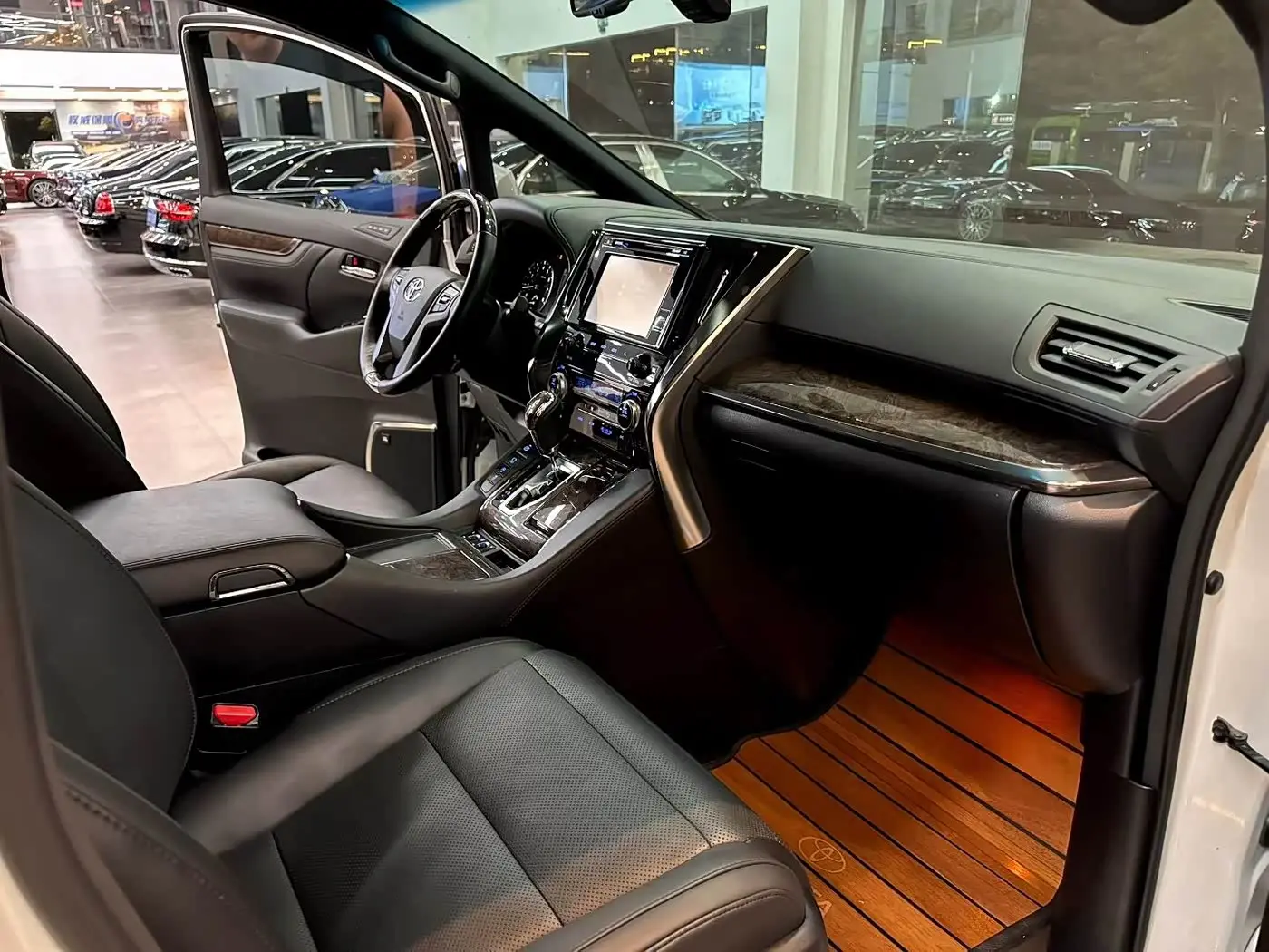 Toyota Alphard 2018 — Photo 7/9
