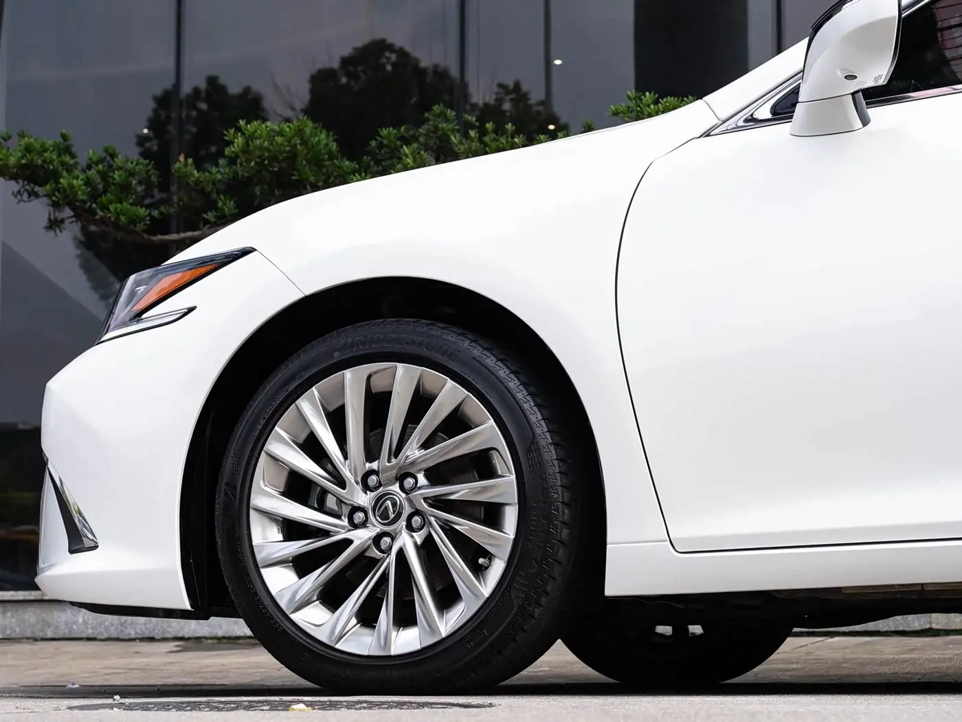Lexus ES 2020 — Photo 8/20