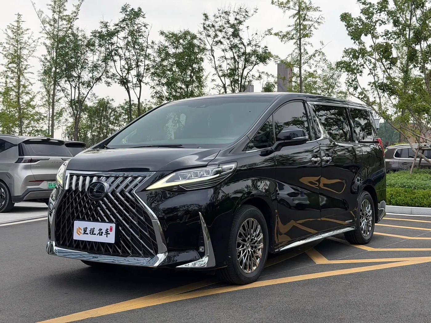 Lexus LM 2021 — Photo 1/19