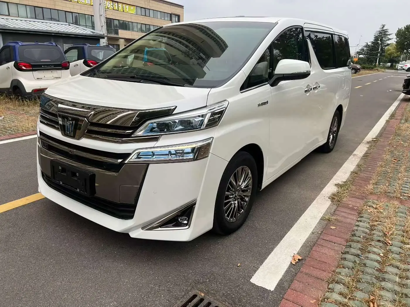 Toyota Vellfire 2022 — Photo 1/6