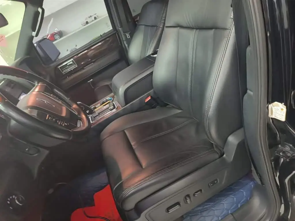 Lincoln Navigator 2016 — Photo 15/20