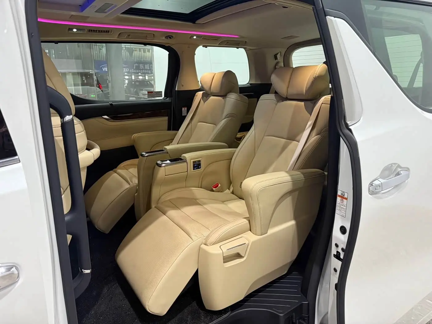 Toyota Alphard 2019 — Photo 16/20