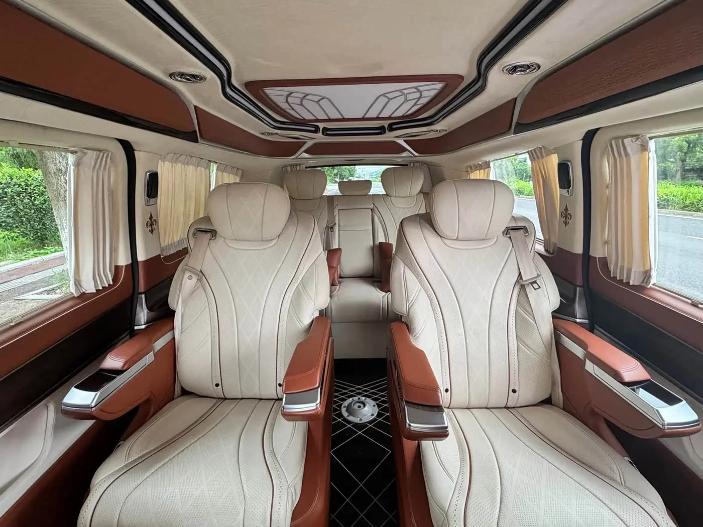 Mercedes-Benz V-Class 2022 — Photo 11/11