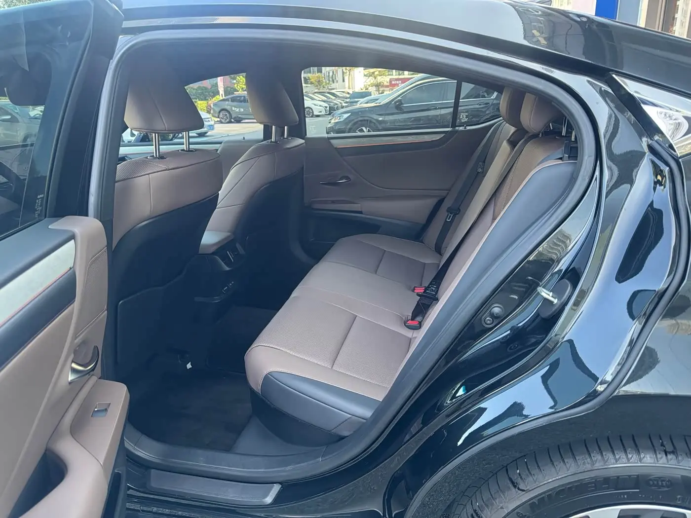 Lexus ES 2025 — Photo 4/13