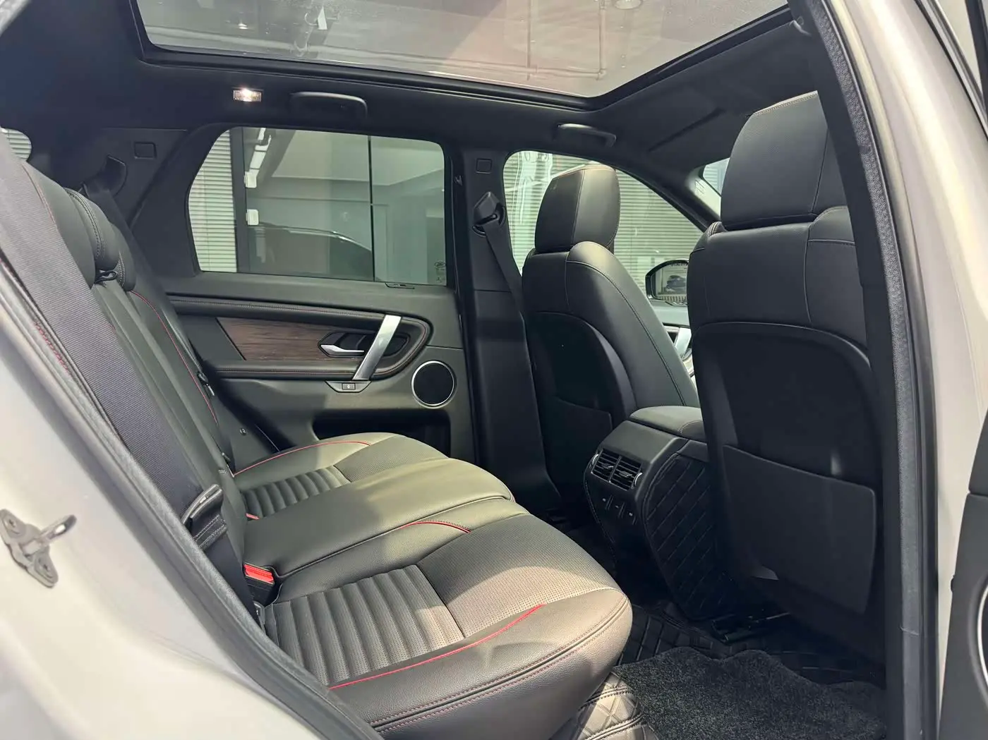 Land Rover Discovery Sport 2021 — Фото 15/19