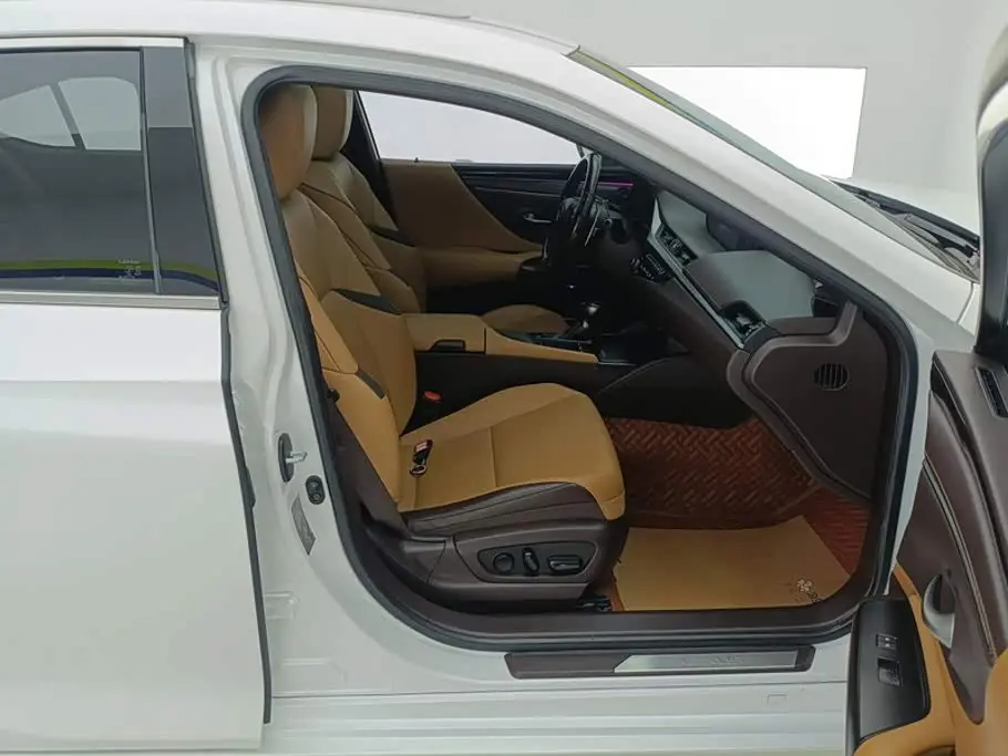 Lexus ES 2020 — Photo 8/16
