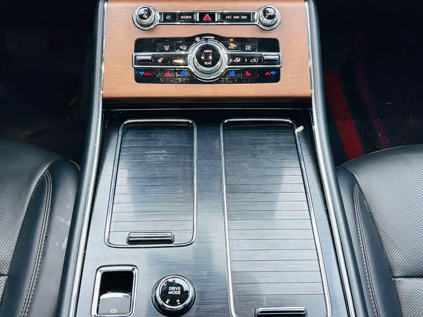 Lincoln Aviator 2022 — Şəkil 14/19