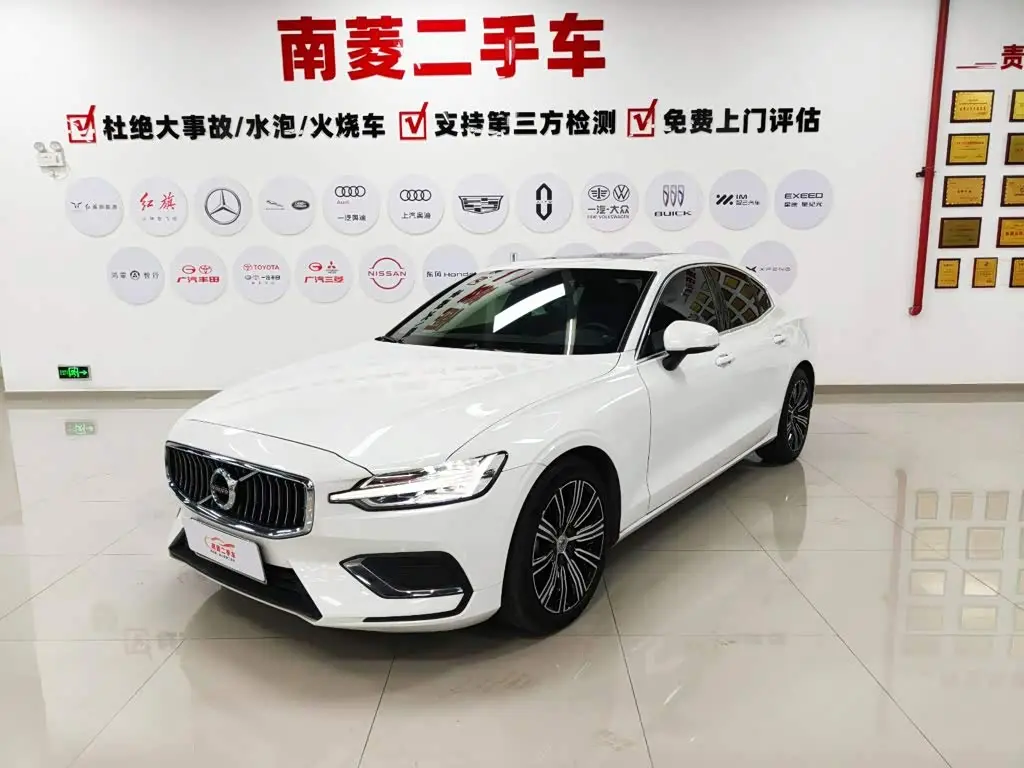 Volvo S60 2021 — Фото 1/20