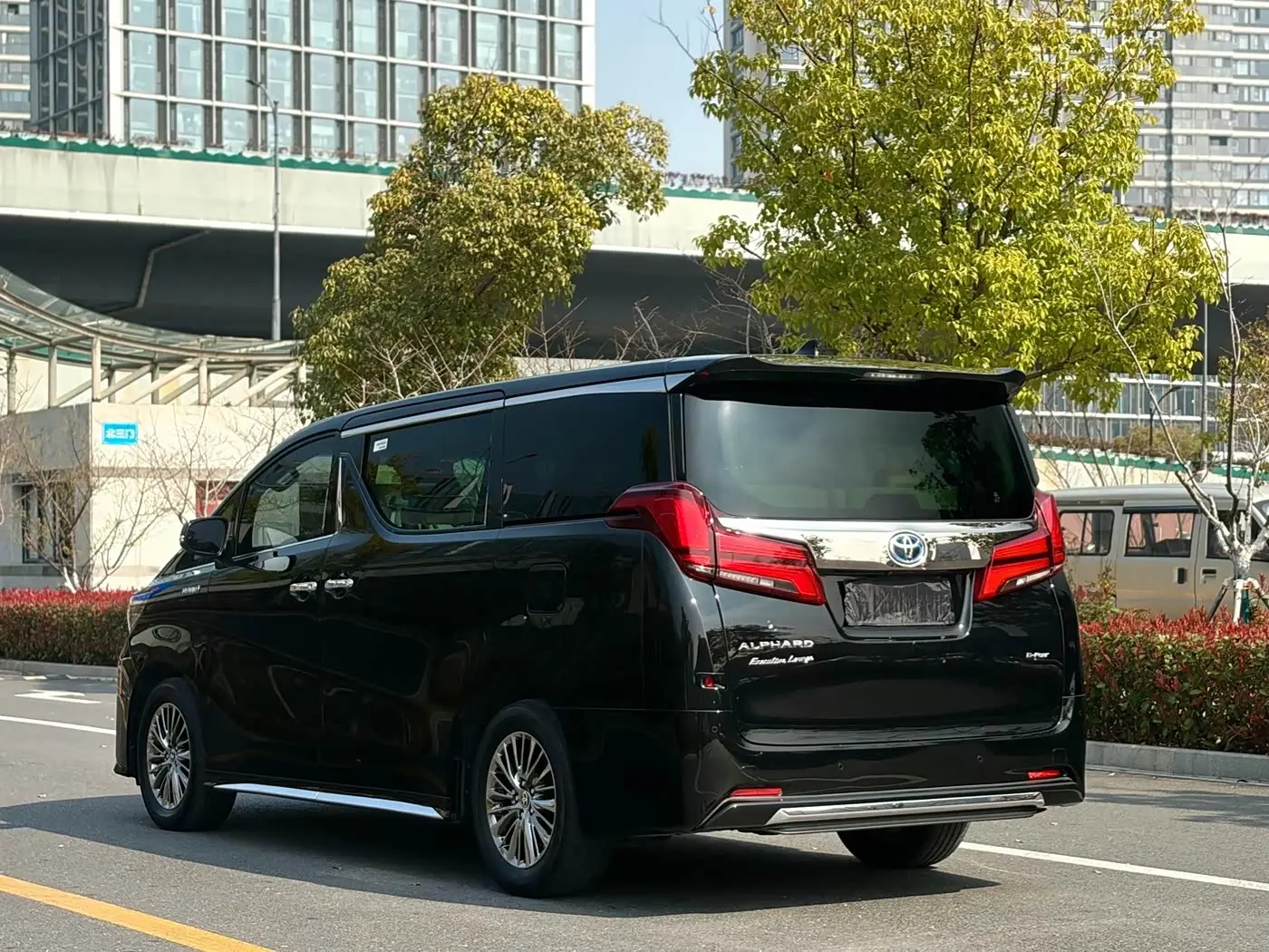 Toyota Alphard 2022 — Photo 4/17