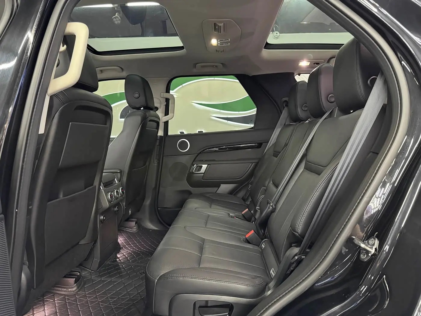 Land Rover Discovery 2020 — Photo 8/15