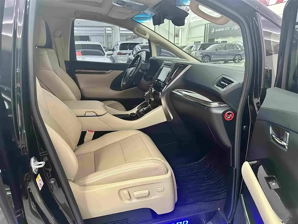 Toyota Alphard 2020 — Photo 15/18