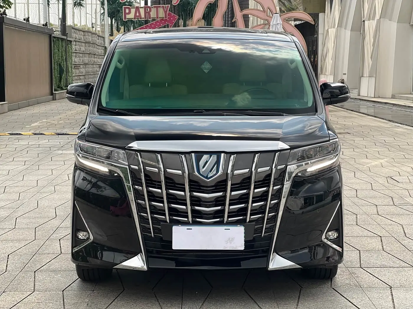 Toyota Alphard 2023 — Photo 2/20