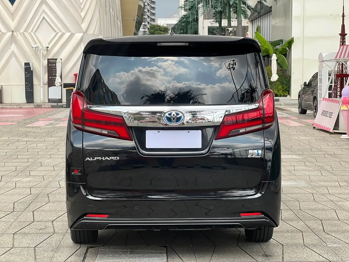 Toyota Alphard 2023 — Photo 5/20