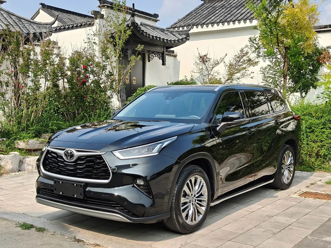 Toyota Highlander 2024 — Фото 1/20