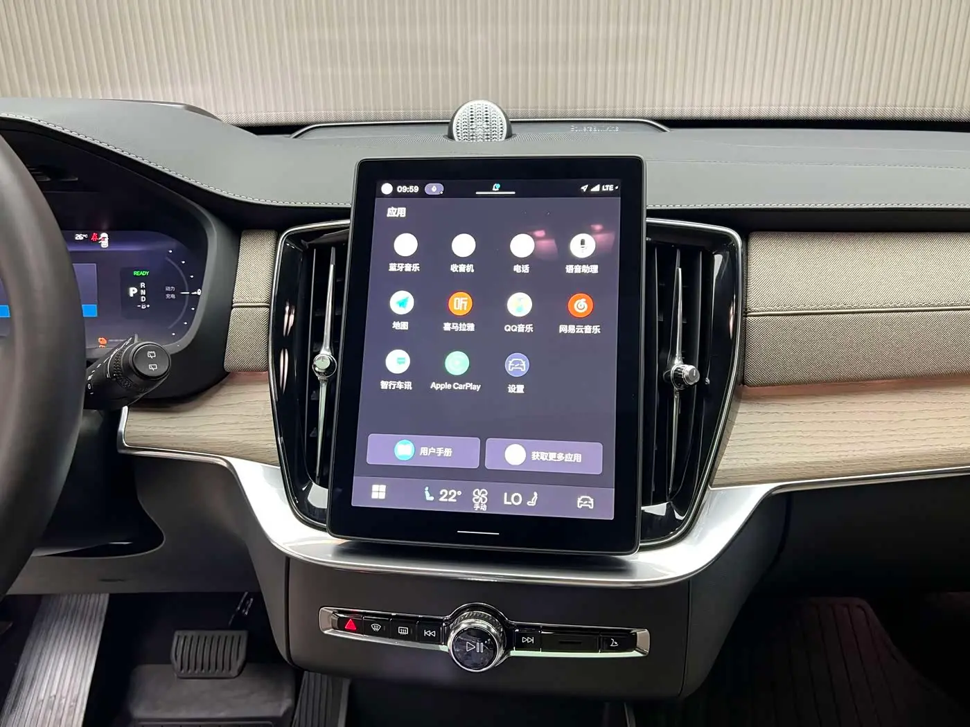 Volvo XC90 Plug-in Hybrid 2025 — Photo 10/20