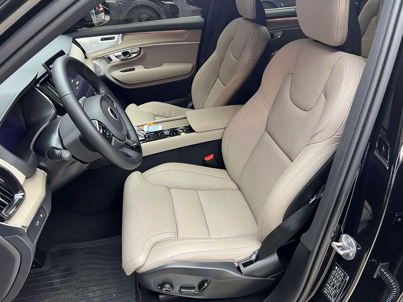 Volvo XC90 Plug-in Hybrid 2025 — Photo 13/20