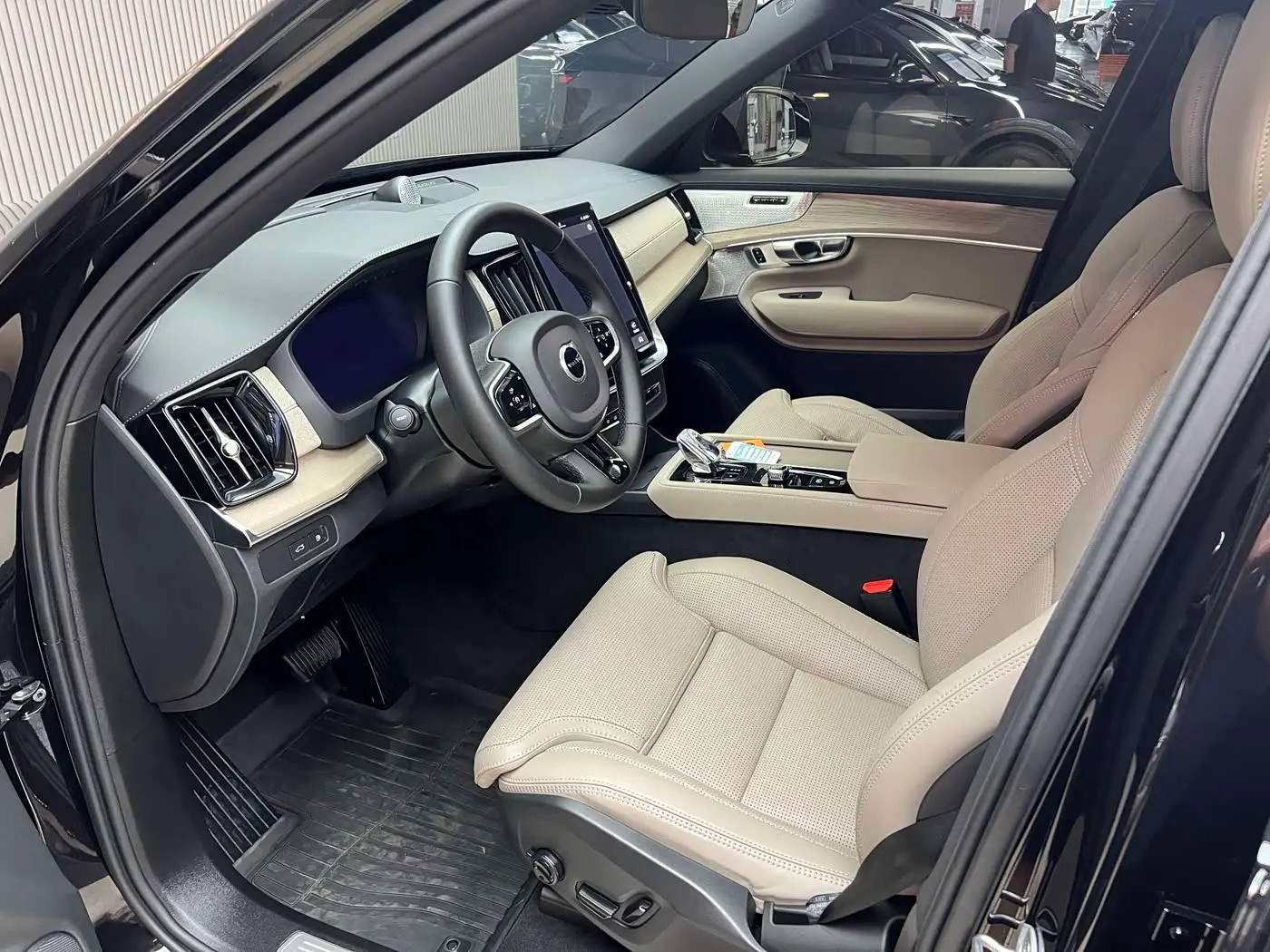 Volvo XC90 Plug-in Hybrid 2025 — Photo 15/20