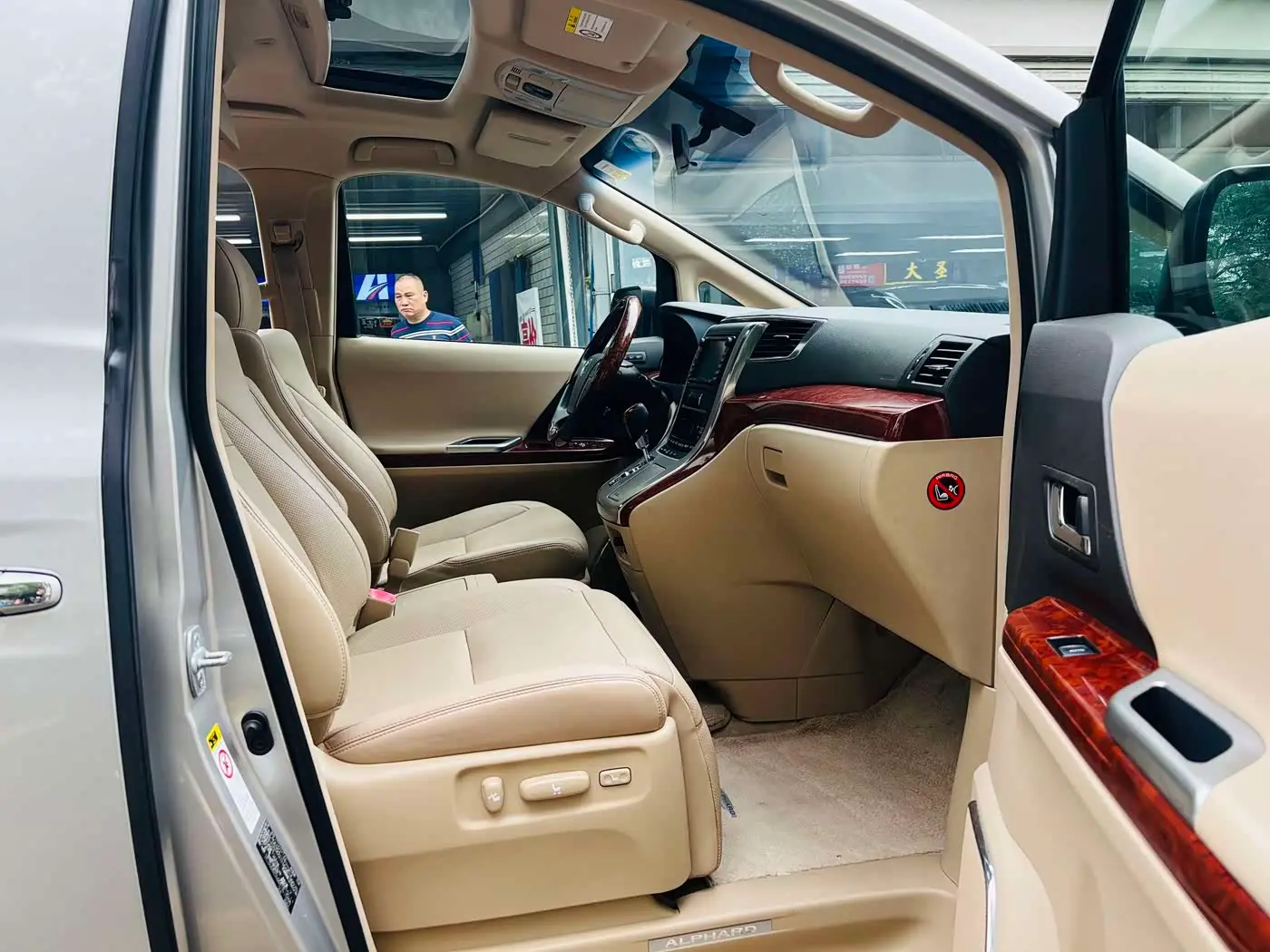 Toyota Alphard 2011 — Photo 11/20