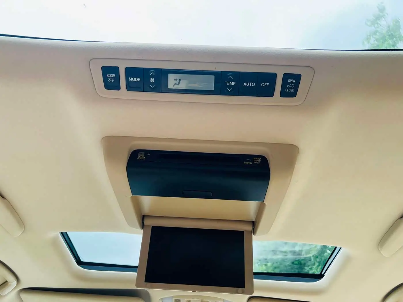 Toyota Alphard 2011 — Photo 18/20