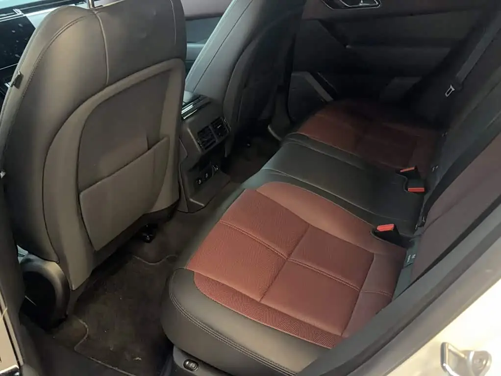 Land Rover Range Rover Velar 2024 — Photo 11/15