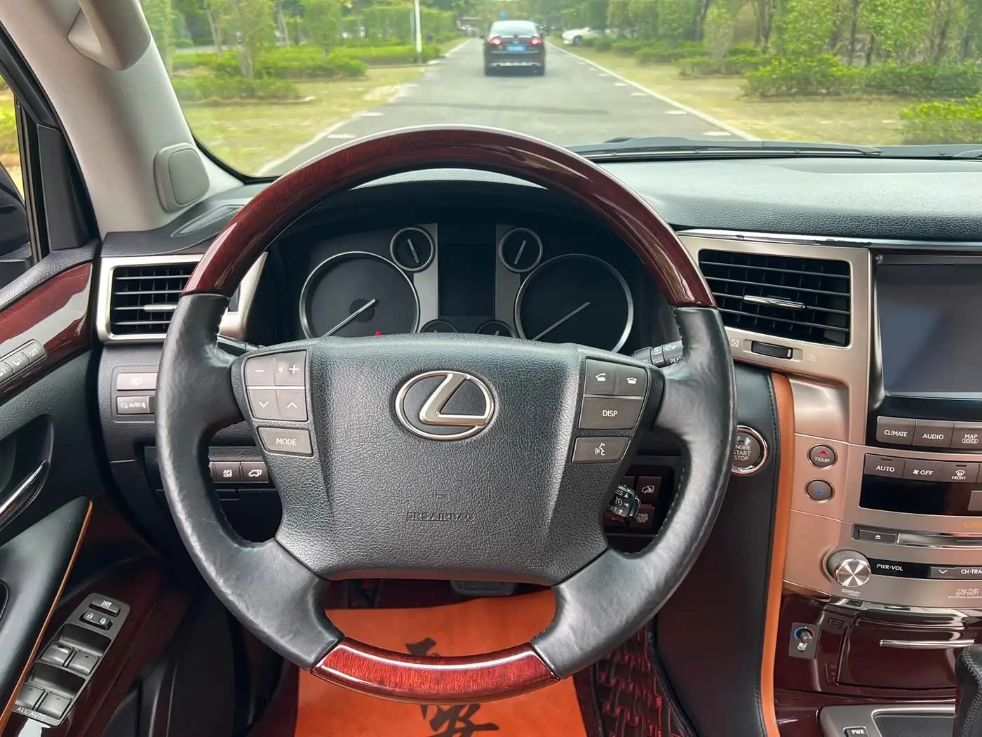 Lexus LX 2013 — Photo 19/20