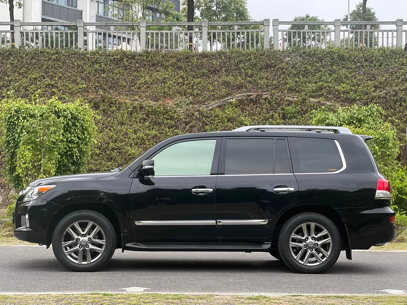 Lexus LX 2013 — Photo 4/20
