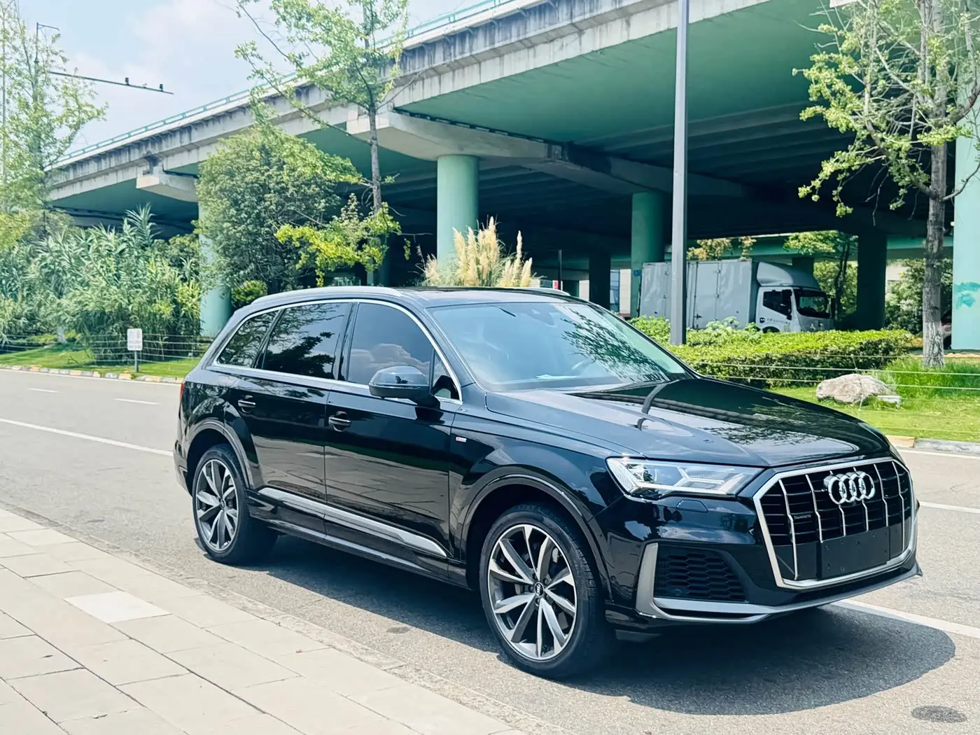 Audi Q7 2023 — Фото 3/11