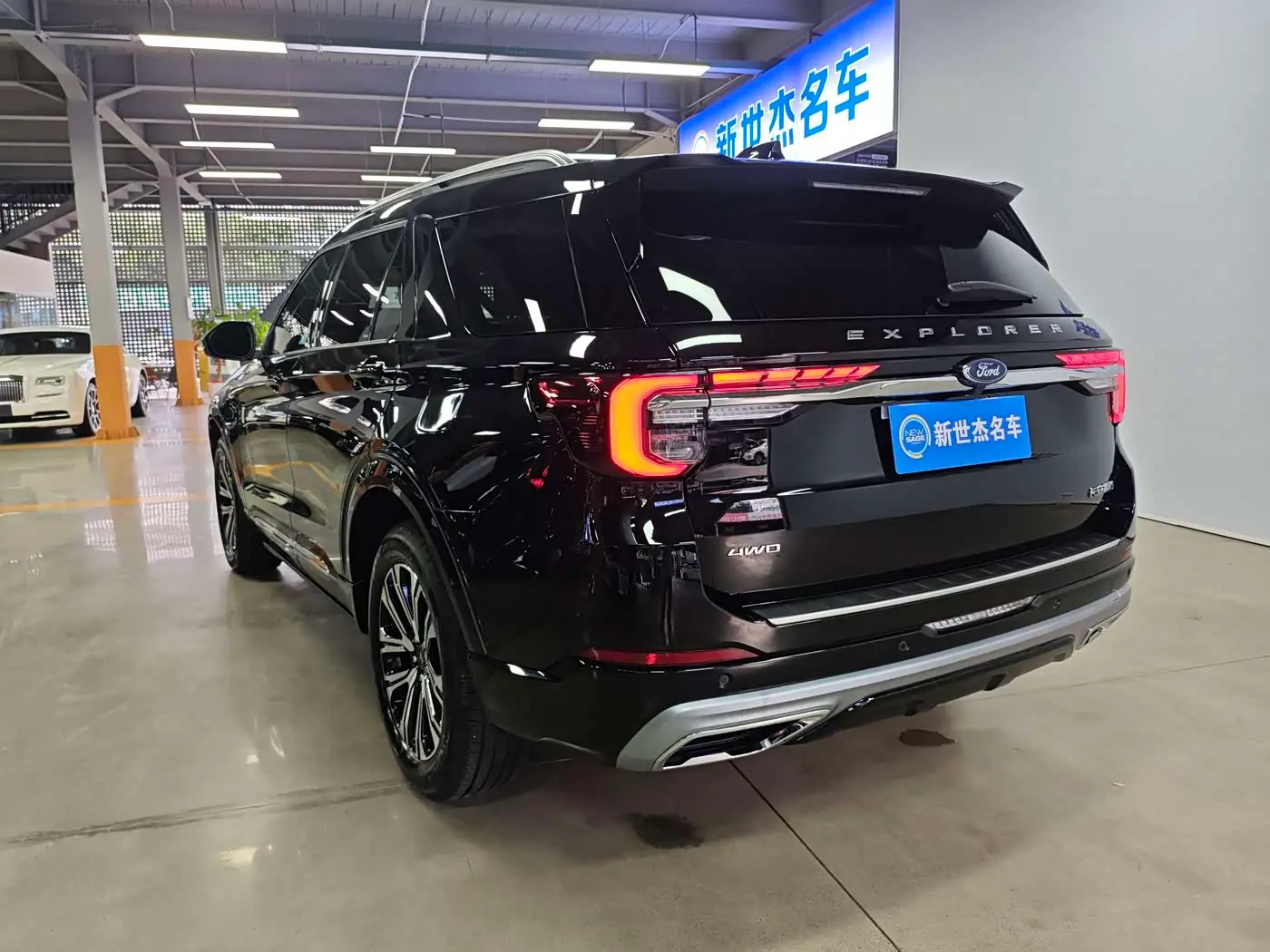 Ford Explorer 2024 — Photo 16/17