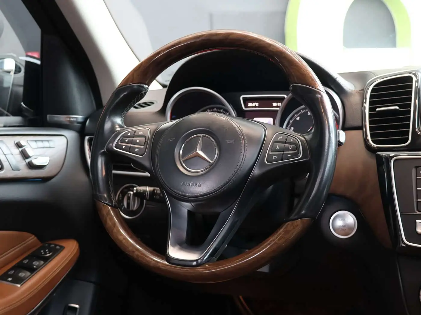 Mercedes-Benz GLS 2016 — Photo 11/18