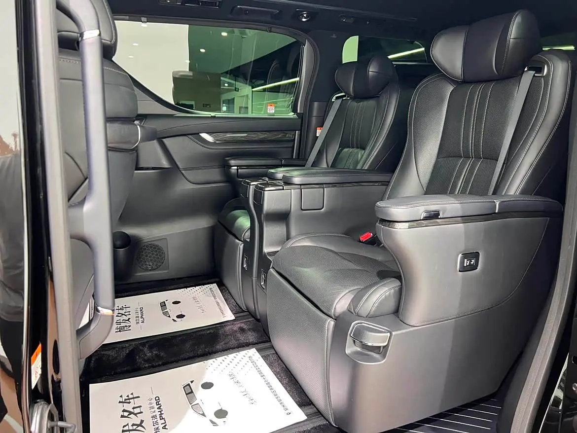 Lexus LM 2023 — Photo 13/20