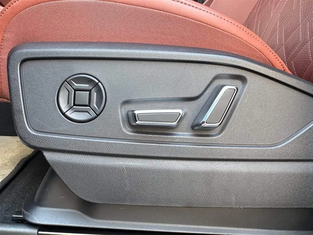 Audi Q5L 2025 — Photo 18/20