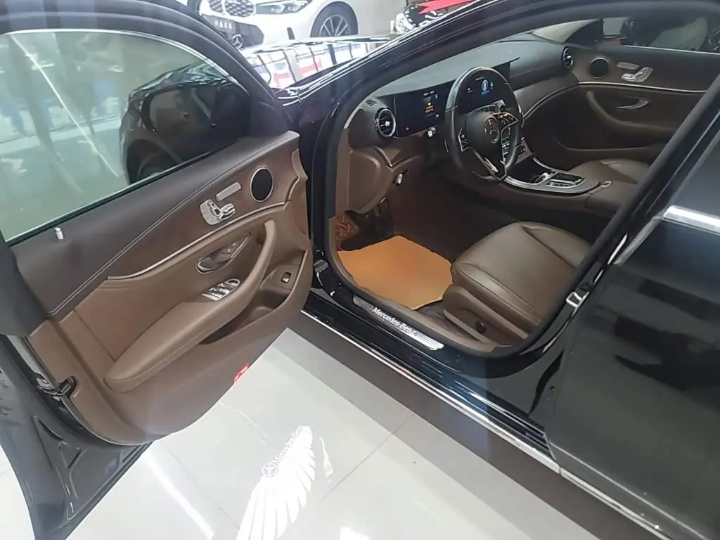 Mercedes-Benz E-Class 2023 — Photo 16/20
