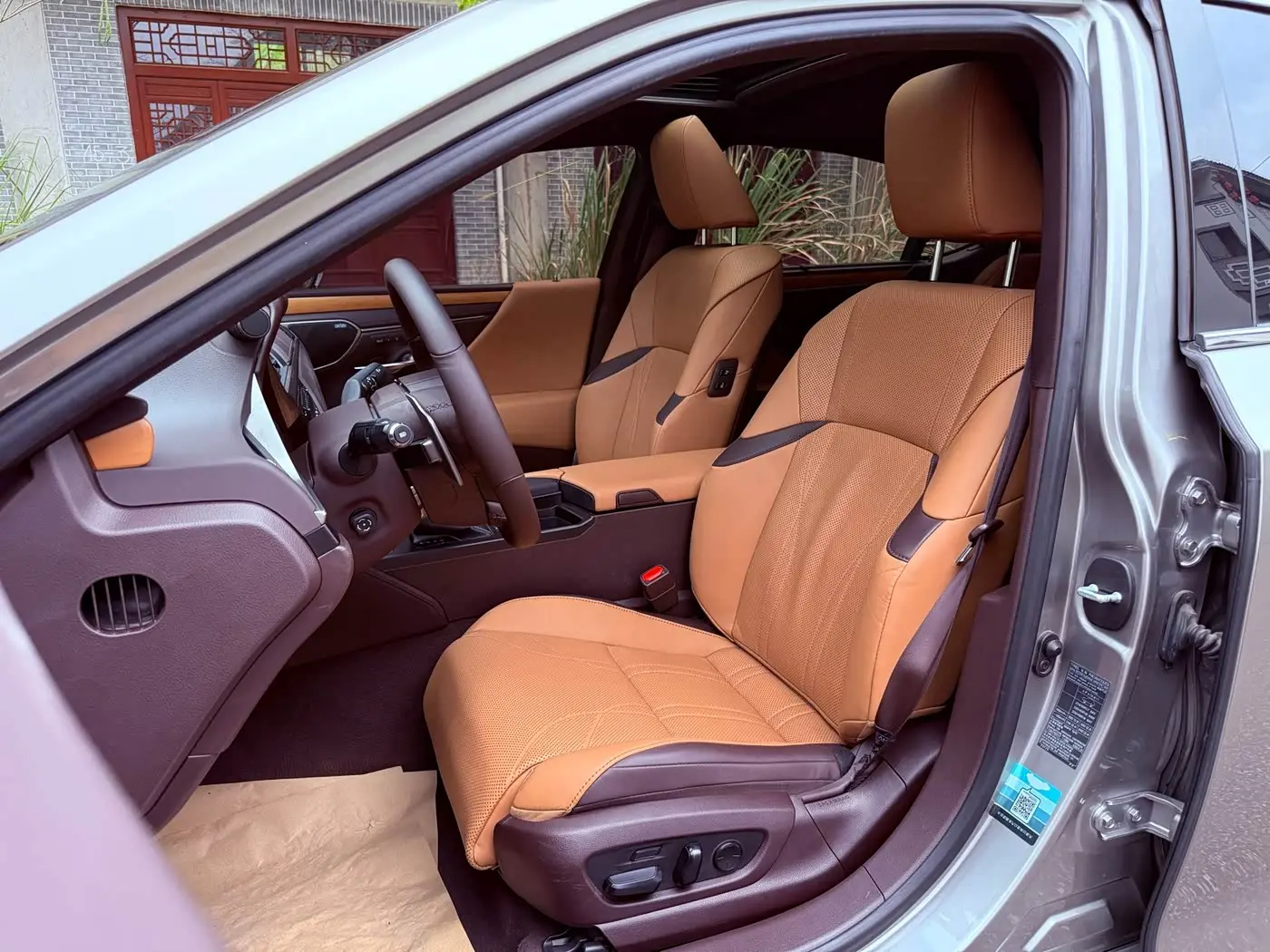 Lexus ES 2020 — Photo 8/20