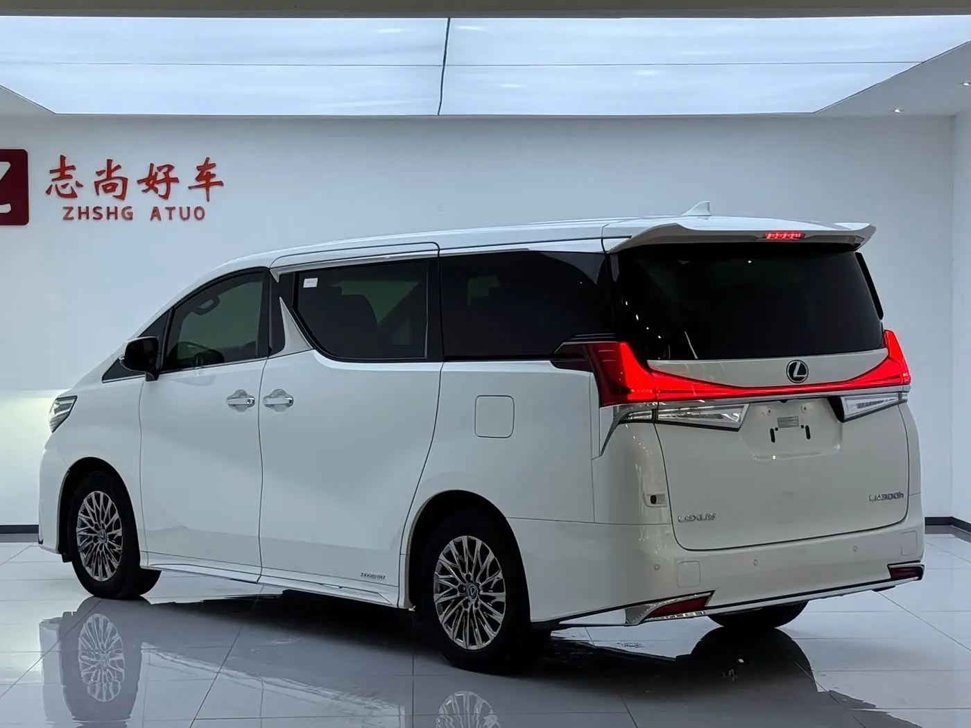 Lexus LM 2020 — Photo 12/14