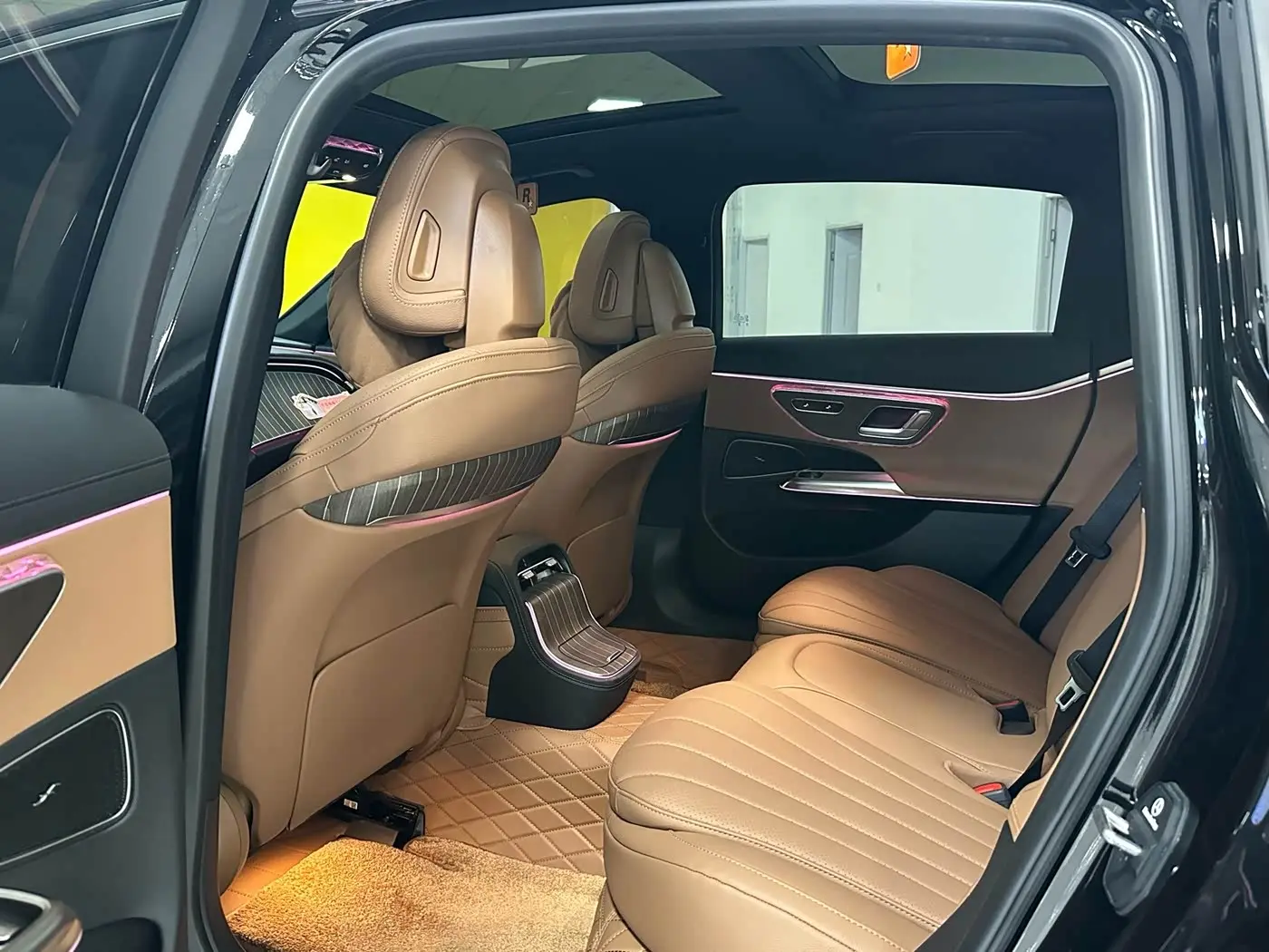 Mercedes-Benz E-Class 2024 — Photo 6/9