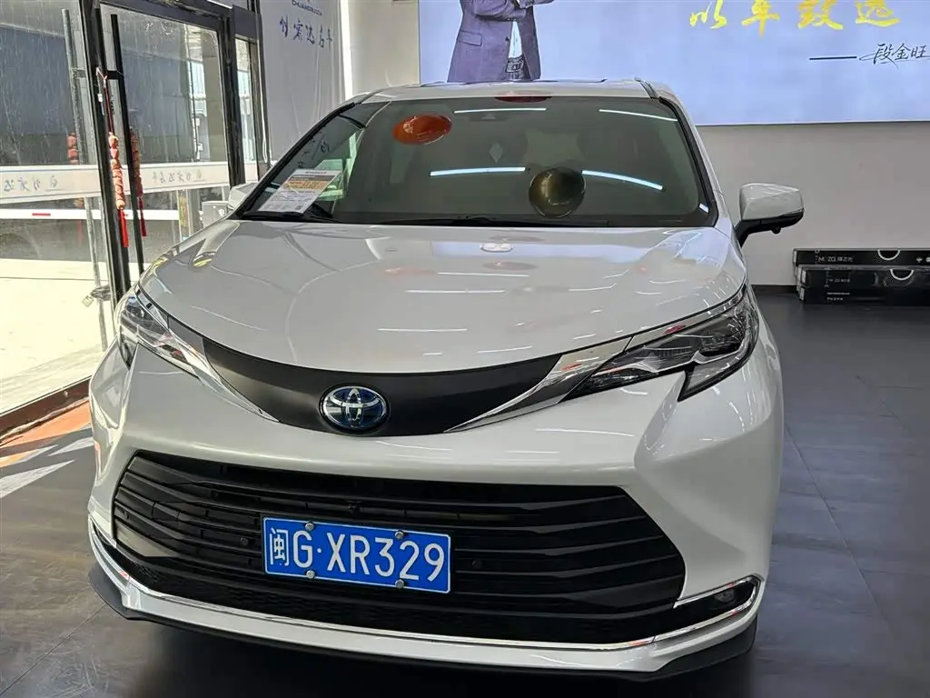 Toyota Sienna 2024 — Photo 2/14