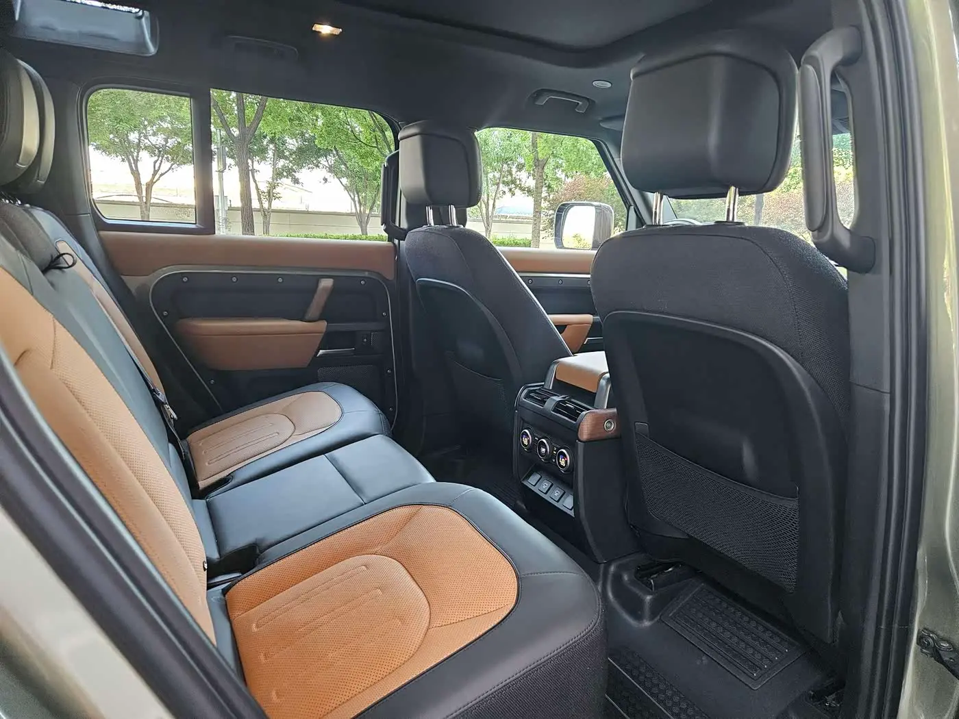 Land Rover Defender 2023 — Фото 10/20