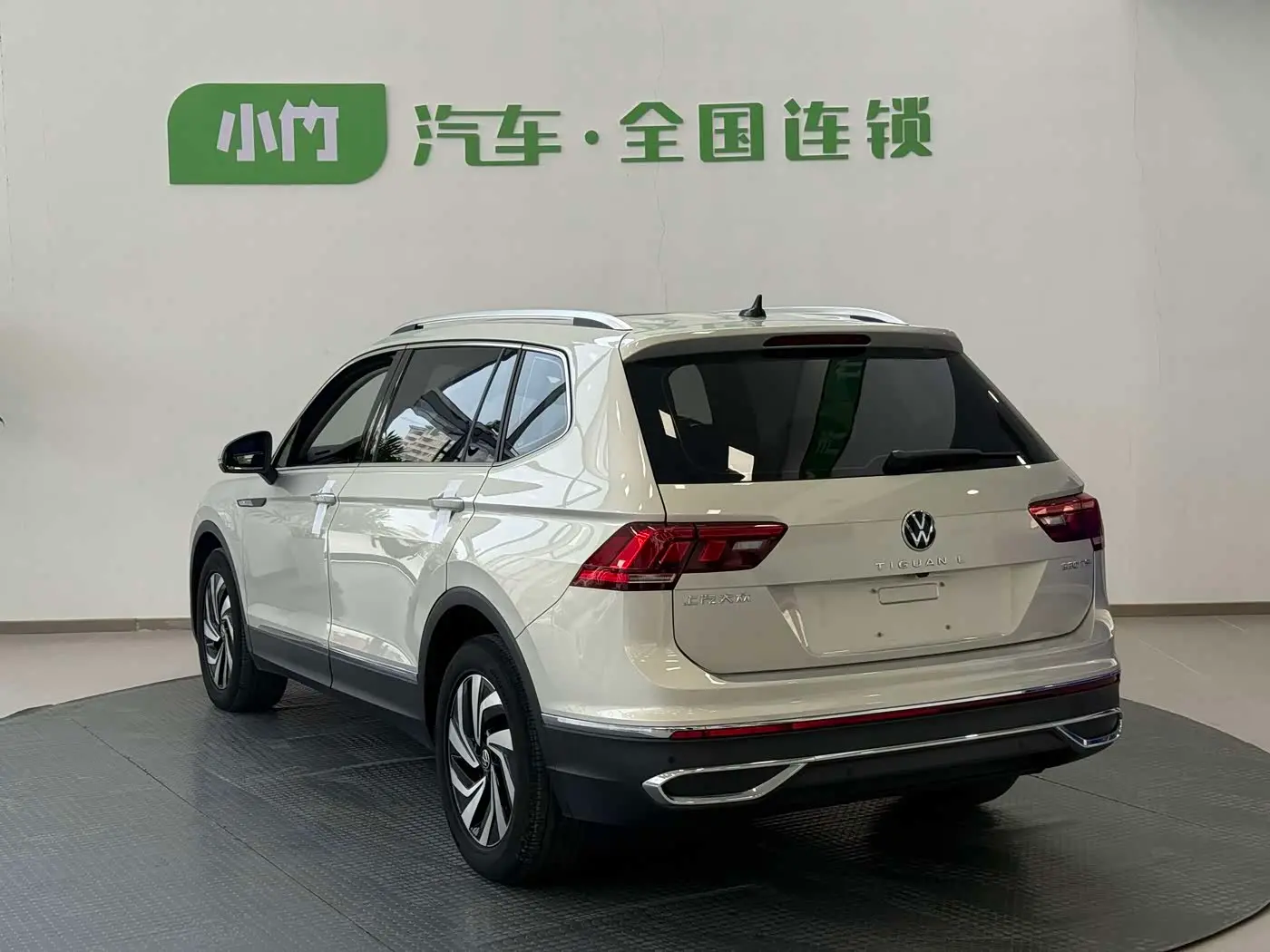 Volkswagen Tiguan L 2023 — Photo 2/20