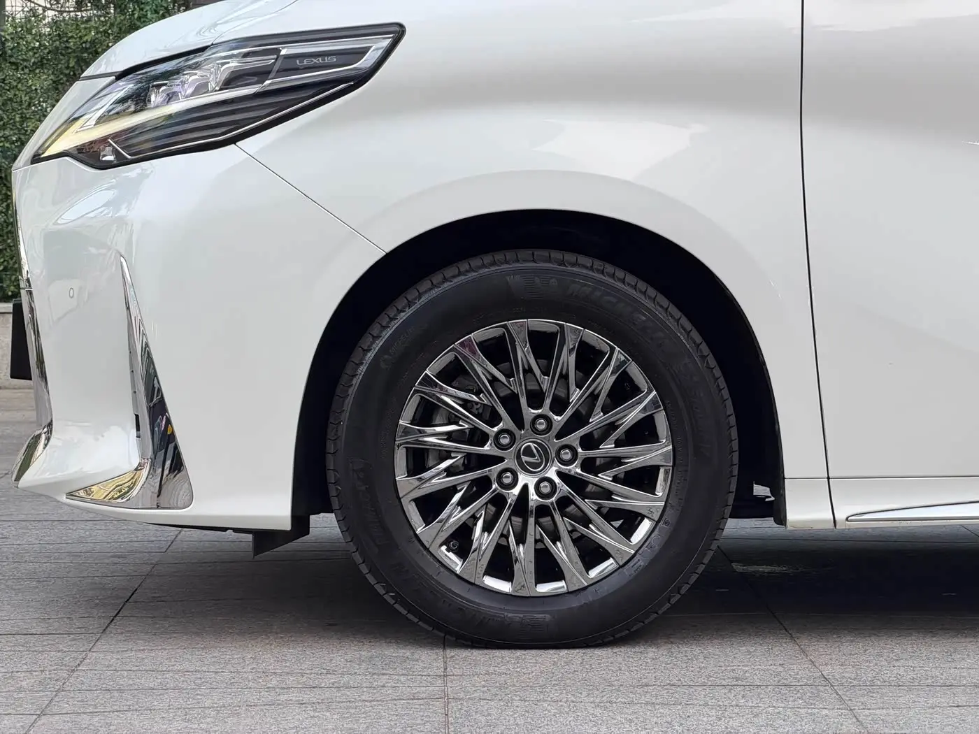 Lexus LM 2022 — Photo 8/19
