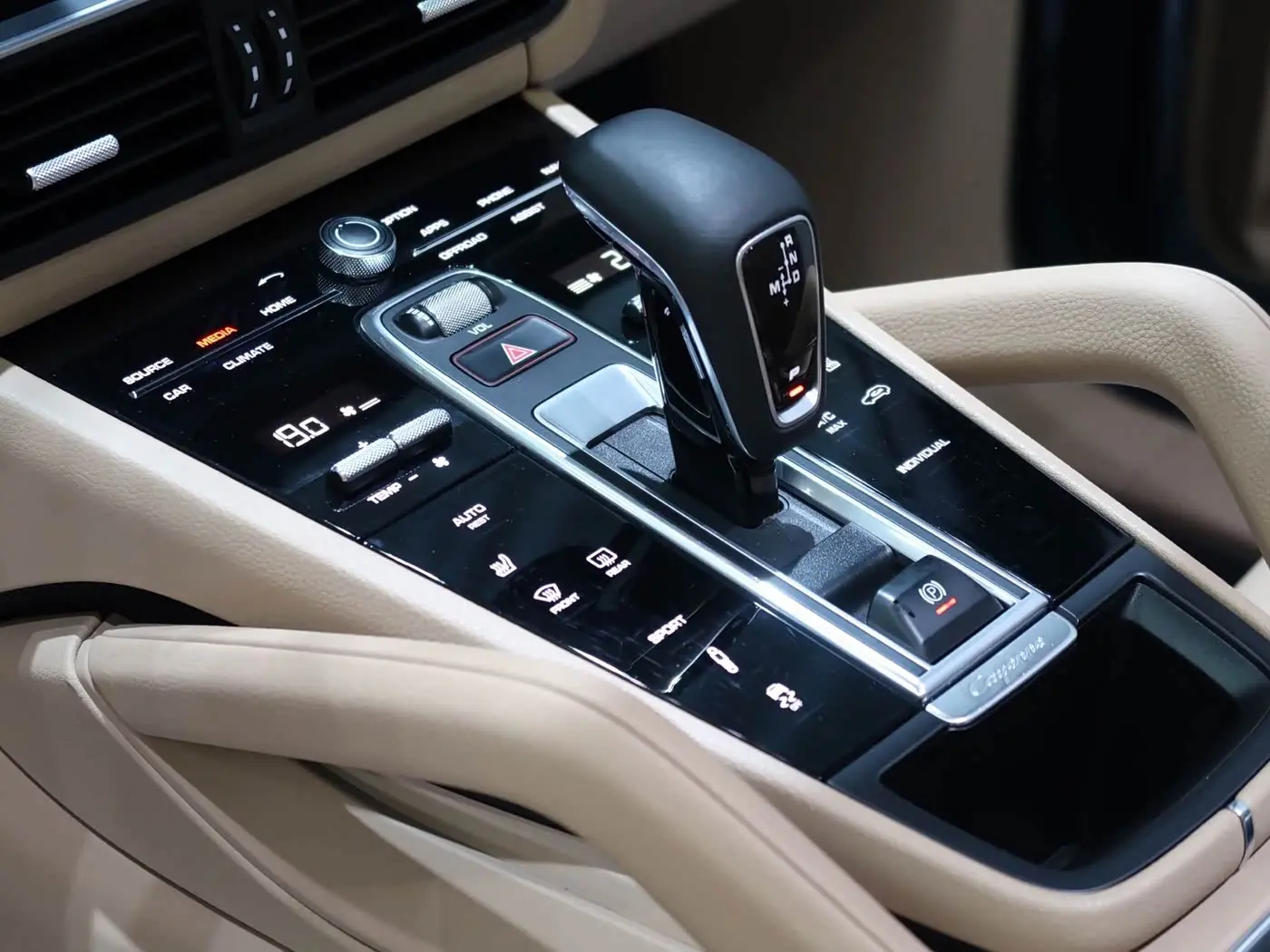 Porsche Cayenne 2019 — Photo 9/17