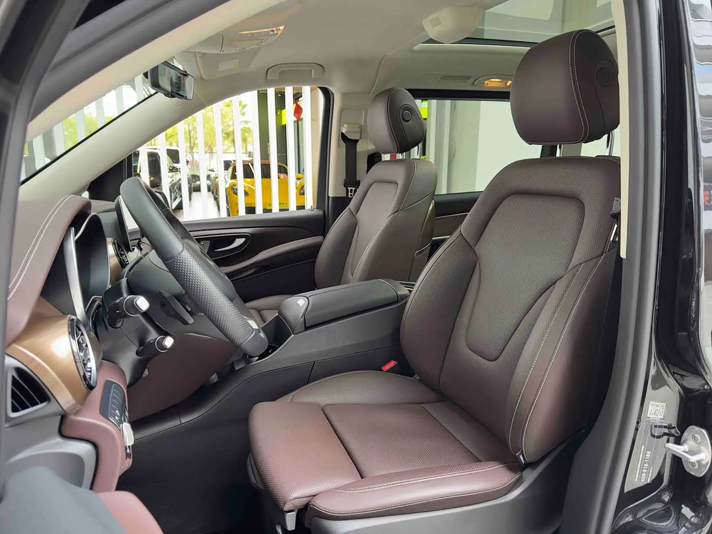 Mercedes-Benz V-Class 2024 — Photo 7/20